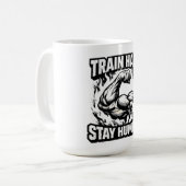 Train Hard Stay Humble – Gym Mindset Balance コーヒーマグカップ (正面左)