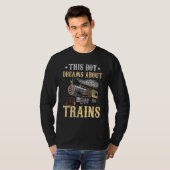 Train Saying Slogan - This Boy Dreams About Trains Tシャツ (正面フル)