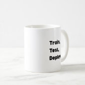 Train Test Deploy Mug – AI Engineer Workflow コーヒーマグカップ (正面右)