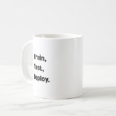 Train Test Deploy Mug – AI Engineer Workflow コーヒーマグカップ (正面左)