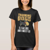 Training Dogs Is Calling & I Must Go Retro   Prese Tシャツ (正面)