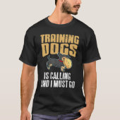 Training Dogs Is Calling & I Must Go Retro   Prese Tシャツ (正面)