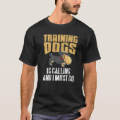 Training Dogs Is Calling & I Must Go Retro  Presen Tシャツ (正面)
