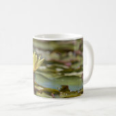 Tranquil Water Lily Coffee Mug – Nature Photograph コーヒーマグカップ (正面右)
