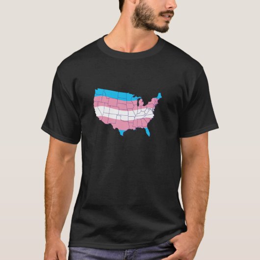 TRANS FLAG USAマップ – プライドLGBTQレトロ平等ゲー Tシャツ (正面)