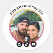 Travel Influencer写真ハッシュタグソーシャルメディアのアイコン ラウンドシール (正面)