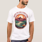 Travel Real Story Tee — No Fake Journeys Badge Tシャツ (正面)