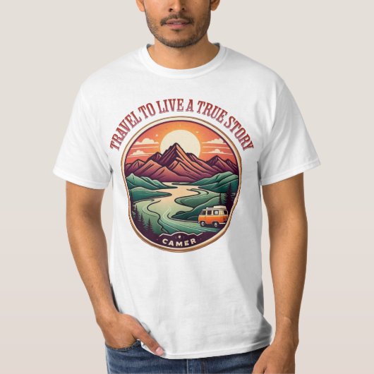 Travel Real Story Tee — No Fake Journeys Badge Tシャツ (正面)