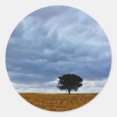 Tree in an empty field ラウンドシール (正面)