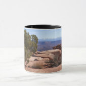 Tree Out of Red Rocks II at Canyonlands マグカップ (中央)