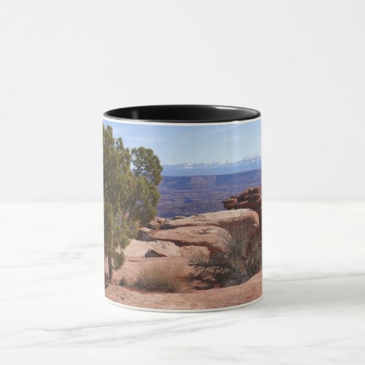 Tree Out of Red Rocks II at Canyonlands マグカップ (中央)