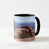 Tree Out of Red Rocks II at Canyonlands マグカップ (正面右)