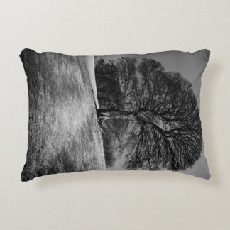 Tree Shaped by the Wind. A lone tree guards a Mend アクセントクッション