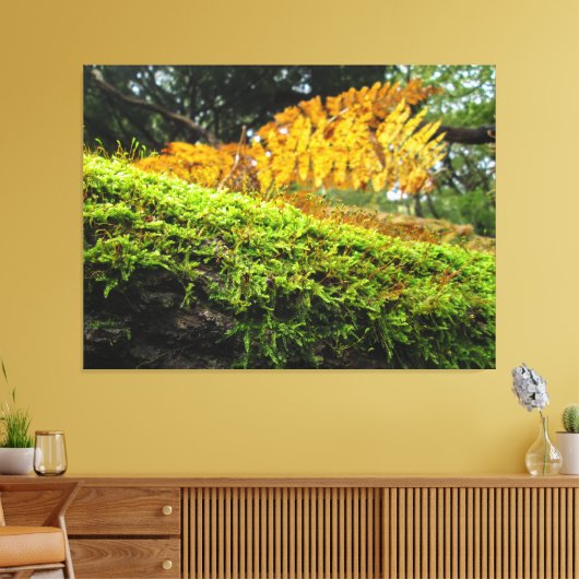 Tree Trunk in Lush Moss - キャンバスプリント (インサイチュ (リビング))