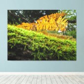 Tree Trunk in Lush Moss - キャンバスプリント (インサイチュ (ウッドフロア))