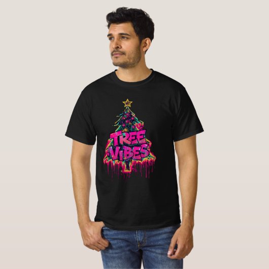Tree Vibes – Graffiti Christmas Tree Design Tシャツ (正面フル)