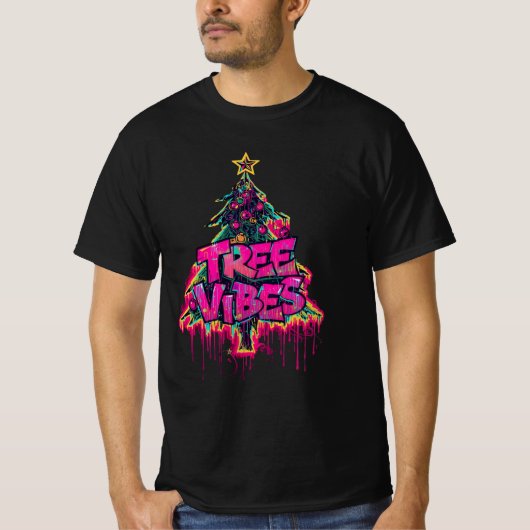 Tree Vibes – Graffiti Christmas Tree Design Tシャツ (正面)