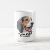 Treeingの歩行者のCoonhoundのマグ コーヒーマグカップ (中央)