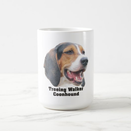 Treeingの歩行者のCoonhoundのマグ コーヒーマグカップ (中央)
