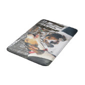 Treeingの歩行者のCoonhoundのSnowyの森 バスマット (アングル)