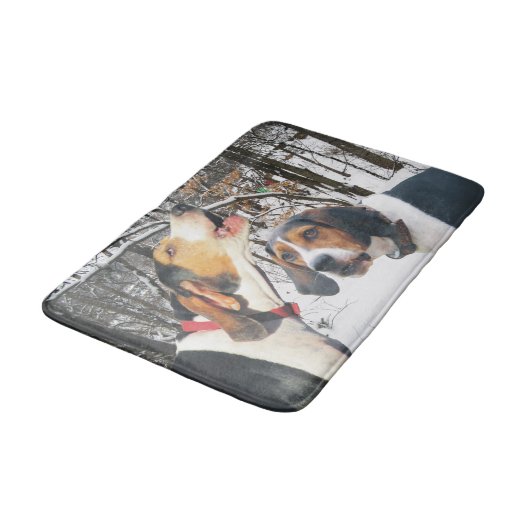 Treeingの歩行者のCoonhoundのSnowyの森 バスマット (アングル)