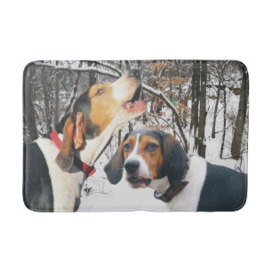 Treeingの歩行者のCoonhoundのSnowyの森 バスマット