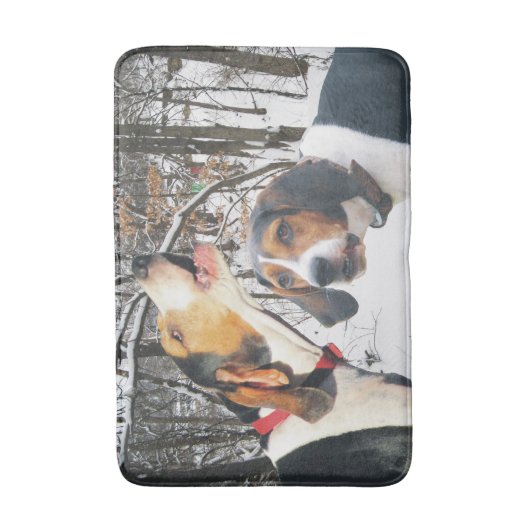 Treeingの歩行者のCoonhoundのSnowyの森 バスマット (正面縦)