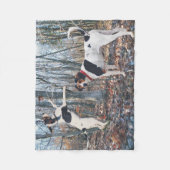 Treeingの歩行者のCoonhoundは森のフリースブランケットの後をつけます フリースブランケット (正面)