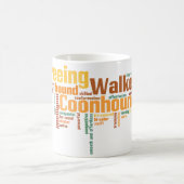 Treeingの歩行者のCoonhound コーヒーマグカップ (中央)