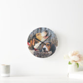 Treeing遠ぼえの歩行者のCoonhoundの森林時計 ラウンド壁時計 (ホーム)