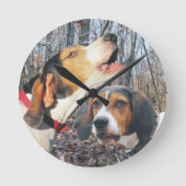 Treeing遠ぼえの歩行者のCoonhoundの森林時計 ラウンド壁時計 (正面)