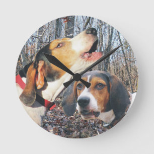 Treeing遠ぼえの歩行者のCoonhoundの森林時計 ラウンド壁時計