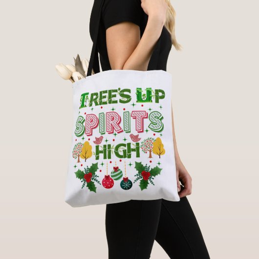 Trees up spirits high christmas holiday graphic トートバッグ (クローズアップ)
