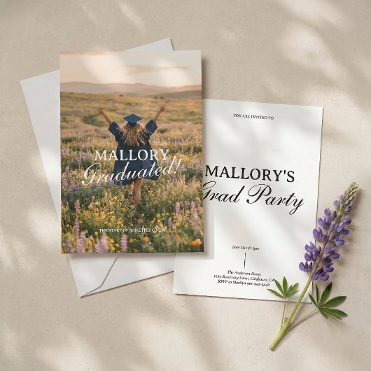 Trendy and Modern Photo Script Graduation 招待状