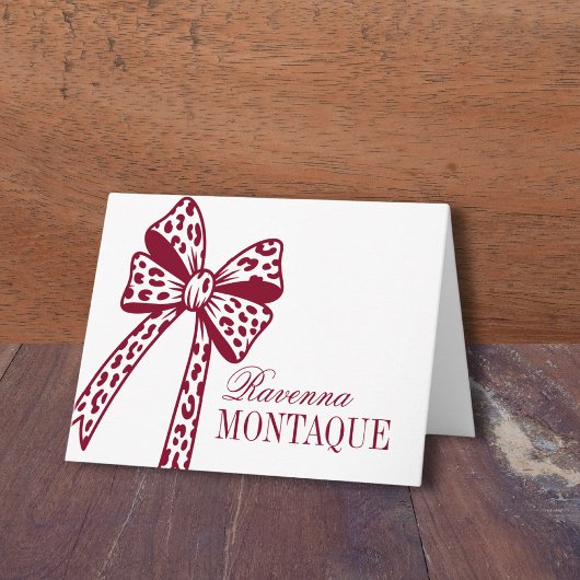 Trendy Burgundy Leopard Bow Handwritten Name Party ノートカード