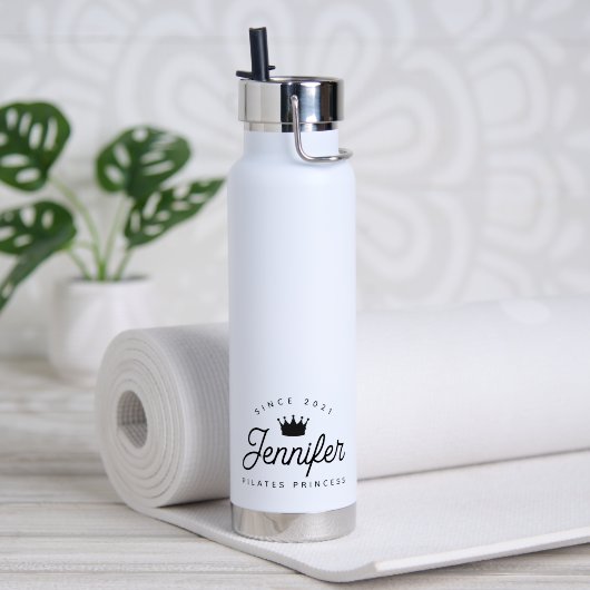 Trendy Chic Pilates Princess Black Typography ウォーターボトル (ヨガ (回転後))