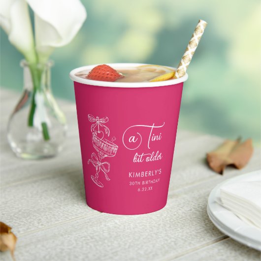 Trendy Cocktail A Tini Bit Older 30th Birthday 紙コップ (インサイチュ)