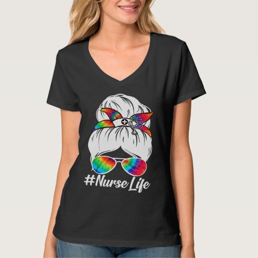 Trendy Messy Bun Nurse Life Nursing Tシャツ (正面)