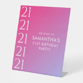 Trendy Modern Bold Pink Gradient 21st Birthday 台座サイン (正面)