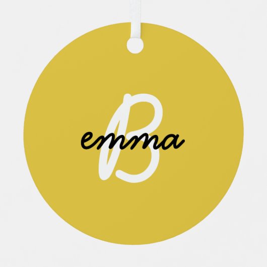 Trendy Name | Mustard Yellow Modern Initial メタルオーナメント (正面)