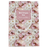Trendy pastel pink and gold floral party gift bag ミディアムペーパーバッグ (正面)