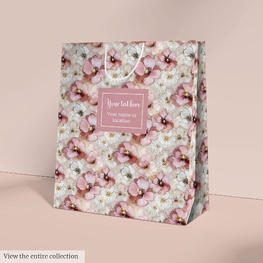 Trendy pastel pink and gold floral party gift bag ミディアムペーパーバッグ