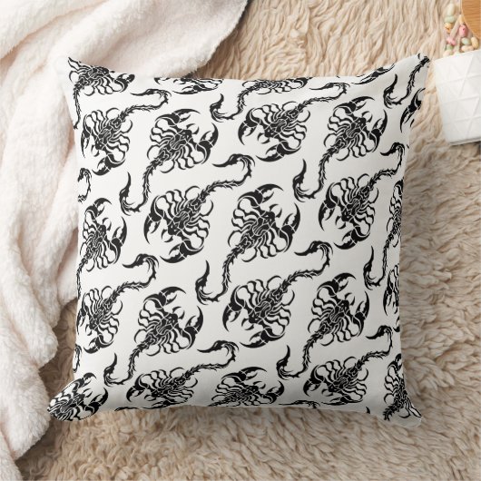 Tribal Scorpion Black and White Pattern クッション (ブランケット)