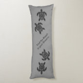 Tribal Sea Turtles and Text in Black on gray ボディピロー (裏面 (縦))