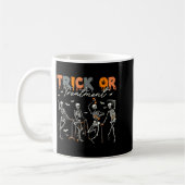 Trick Or Pt Physical Therapy Therast Halloween コーヒーマグカップ (左)