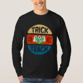 Trick Or Teach One Spooky Teacher Messy Bun Hallow Tシャツ (正面)