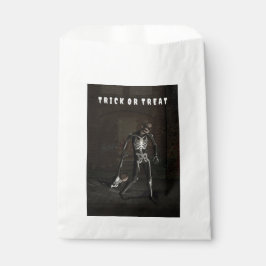 Trick or Treat. Man dressed as skeleton フェイバーバッグ
