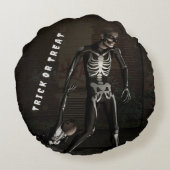 Trick or Treat. Man dressed as skeleton ラウンドクッション (裏面)