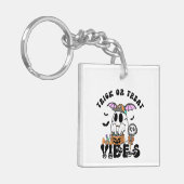 Trick or Treat Vibes Retro Cute Ghost Pumpkin キーホルダー (正面左)