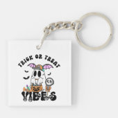 Trick or Treat Vibes Retro Cute Ghost Pumpkin キーホルダー (裏面)